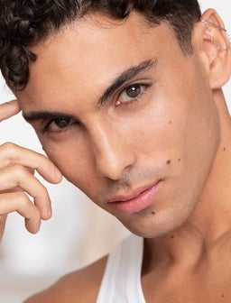 What causes dark circles
under the eyes?