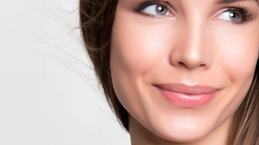 Primer plano de mujer con labios de aspecto natural