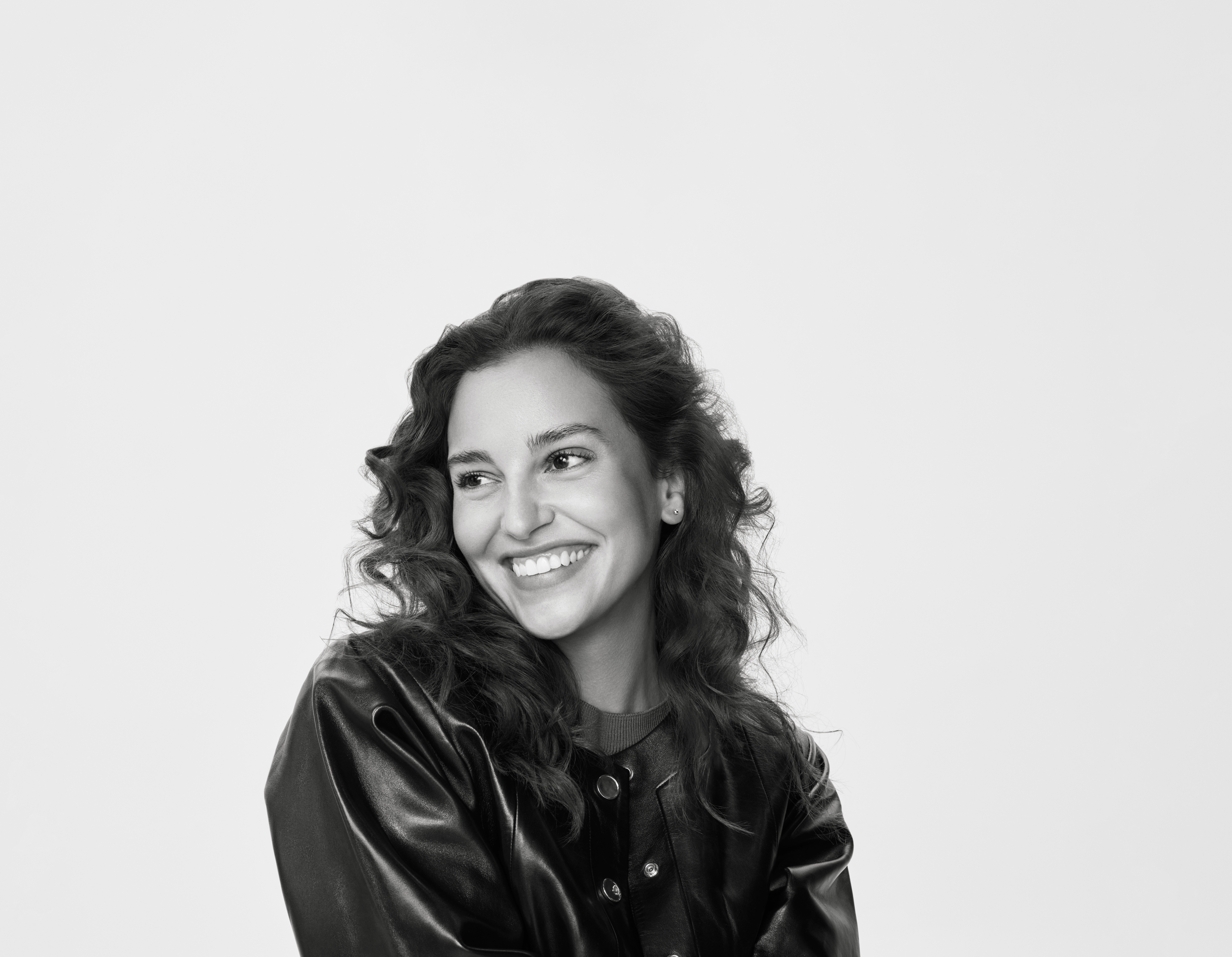 Mujer y anuncio de los tratamientos con toxina botulínica de Galderma