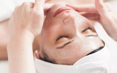 Mujer a punto de recibir una inyección de relleno de labios