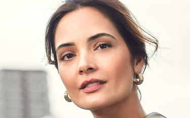 Primer plano de mujer con línea mandibular definida