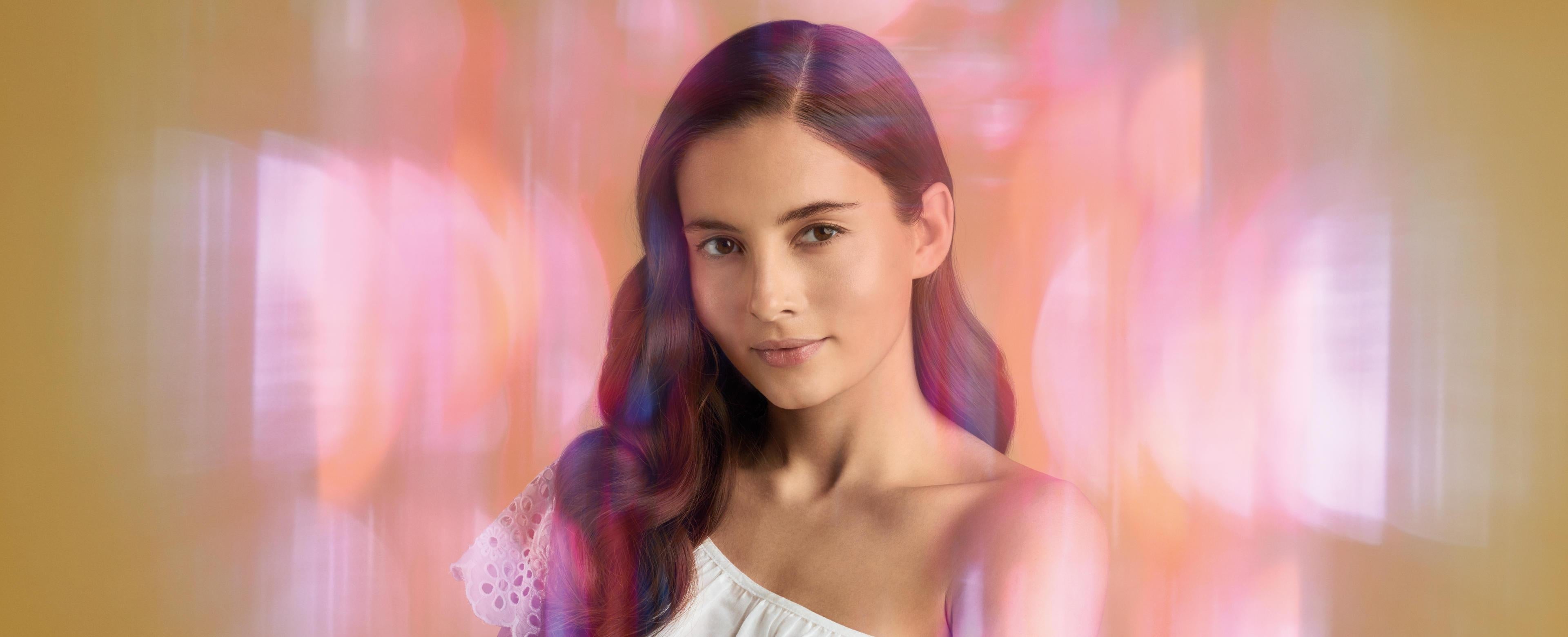Mujer-y-anuncio-sobre-el-skinbooster-de-Galderma-para-piel-opaca