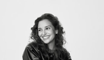 Mujer y anuncio de las soluciones esteticas de Galderma