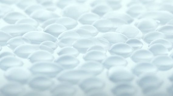 Microdroplets of stabilized hyaluronic acid integrate to form a blanket below the skin surface for a more hydrated skin and improved skin elasticity